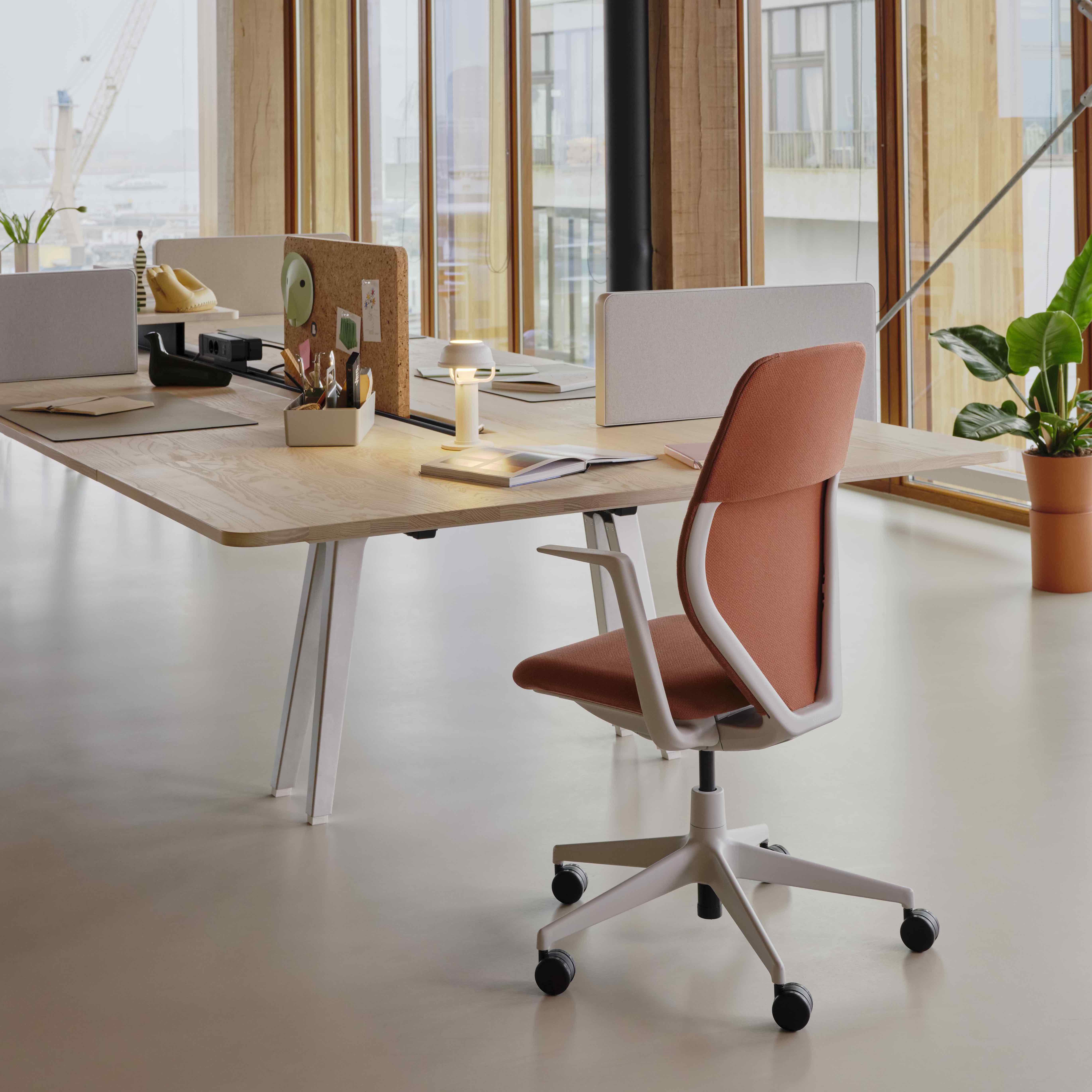 Vitra představuje ACX – první 100% recyklovatelnou kancelářskou židli z dílny Antonia Citteria