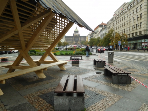 Na Václavském náměstí vyrostl Pavilon Designbloku, obří krmelec