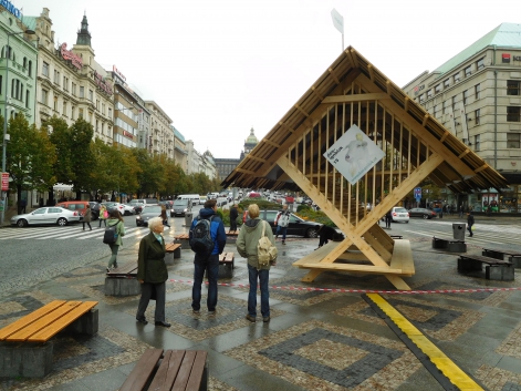 Na Václavském náměstí vyrostl Pavilon Designbloku, obří krmelec