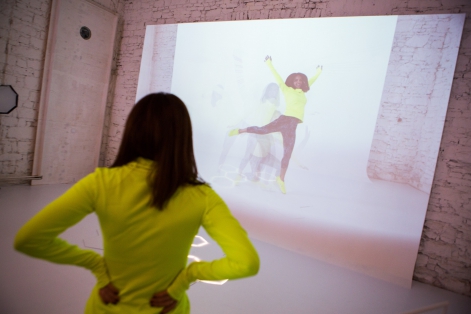 Nike tančil v tělocvičně Superstudia Hra